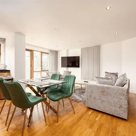 Dock Apt, Free Secure Parking! 2 Bed *