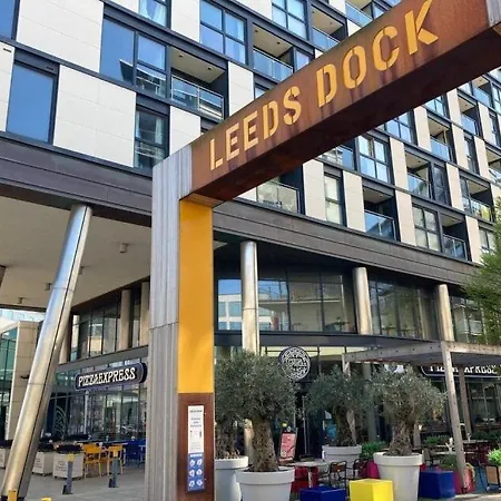 Dock Apt, Free Secure Parking! 2 Bed * Leeds (West Yorkshire)