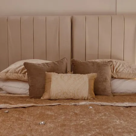 Dock Apt, Free Secure Parking! 2 Bed * Leeds (West Yorkshire)