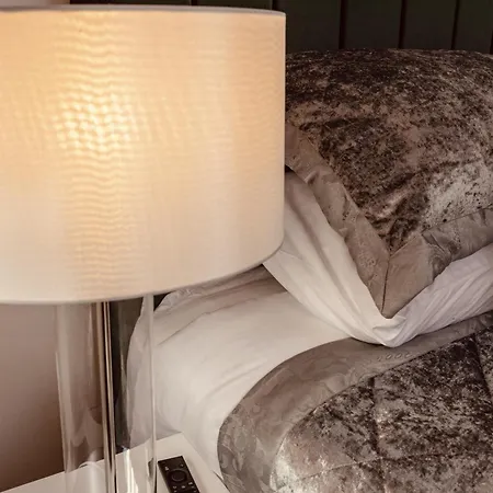 Dock Apt, Free Secure Parking! 2 Bed Leeds (West Yorkshire)