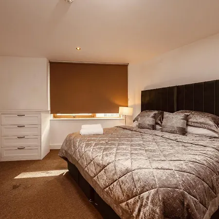 Dock Apt, Free Secure Parking! 2 Bed