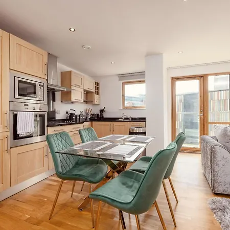 Dock Apt, Free Secure Parking! 2 Bed Daire