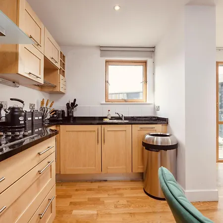 Dock Apt, Free Secure Parking! 2 Bed *