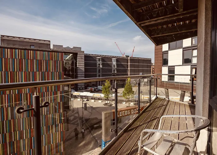 Dock Apt, Free Secure Parking! 2 Bed *