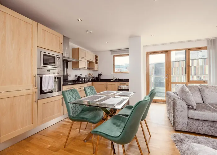 Dock Apt, Free Secure Parking! 2 Bed Apartment