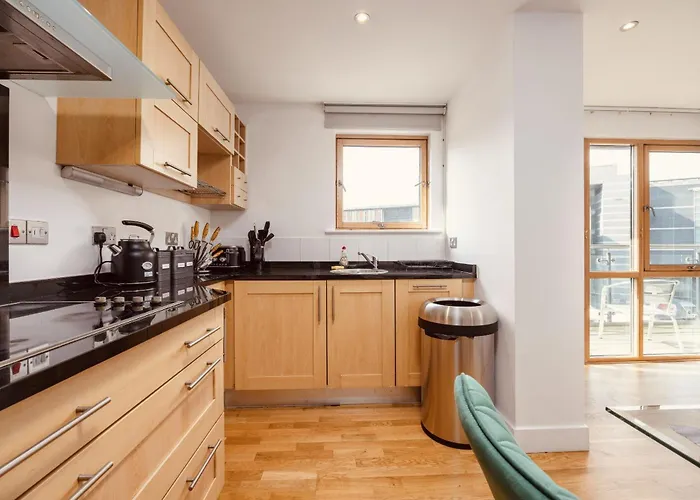 Dock Apt, Free Secure Parking! 2 Bed *