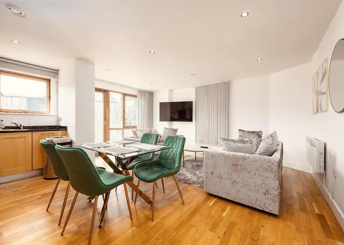 Dock Apt, Free Secure Parking! 2 Bed *