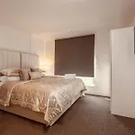 Dock Apt, Free Secure Parking! 2 Bed דירה