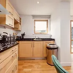 Dock Apt, Free Secure Parking! 2 Bed *