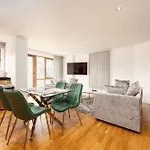Dock Apt, Free Secure Parking! 2 Bed *